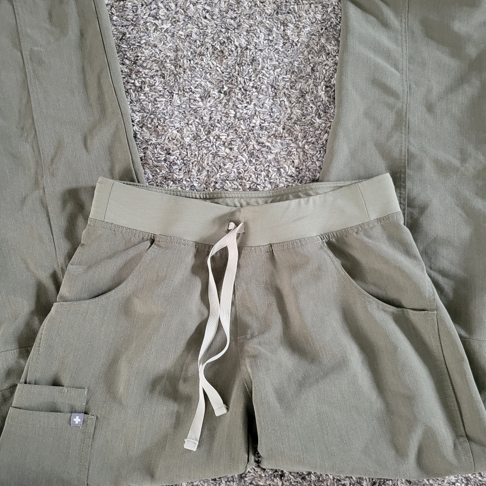 Size small Figs Heather olive cargo Cade pants